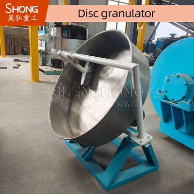 Granulador de fertilizantes compuestos con dispositivo raspador sin motor y con motor, inclinación del disco ajustable y conducción flexible de la correa